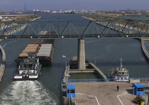 Container cu mii de perechi de încălţăminte de contrabandă, interceptat în Portul Constanţa Sud-Agigea