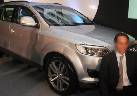 Uimitor! Om de afaceri,  călcat de propriul Audi Q7 