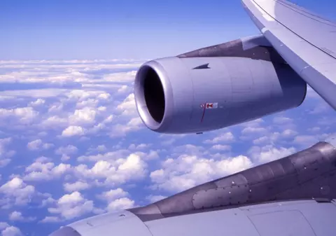 Un beţiv a încercat să deschidă uşa avionului în timpul zborului