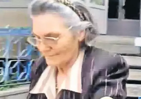 Au furat nouă tablouri scumpe din casa unei bătrâne colecționare