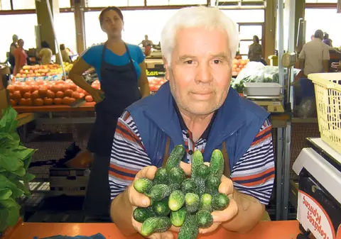 Producătorii români încearcă să ne convingă să cumpărăm produse autohtone: «Mâncaţi castraveţi d’ăştia de la mine, că n-au nici o bacterie»