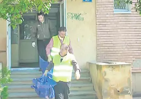 Asta-i ţara în care trăim! Mama şi fiul, morţi de foame în casă