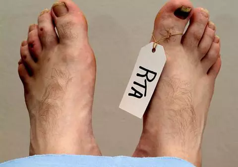 Bărbat găsit mort într-o maşină parcată pe Calea Moşilor