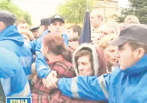 Mii de bucureşteni s-au călcat în picioare ca să intre în biserică