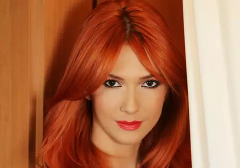 Adela Popescu se pregăteşte pentru licenţă