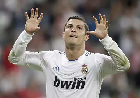 Trei membri ai familiei lui Cristiano Ronaldo şi agentul său, la un pas de moarte