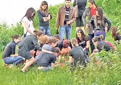 Au plâns-o la locul unde a fost găsită pe eleva eminentă care şi-a anunţat sinuciderea prin SMS