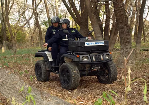La Suceava şi Botoşani, poliţiştii de frontieră au tras după contrabandiştii de ţigări 