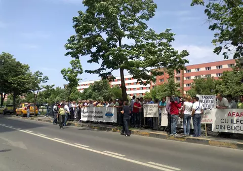 Taximetriştii, protest în faţa primăriei
