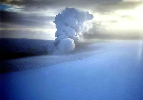 Video spectaculos | Vezi primele imagini de la erupția vulcanului islandez 