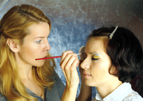 Week-end cu machiaj, cărţi şi bunătăţi