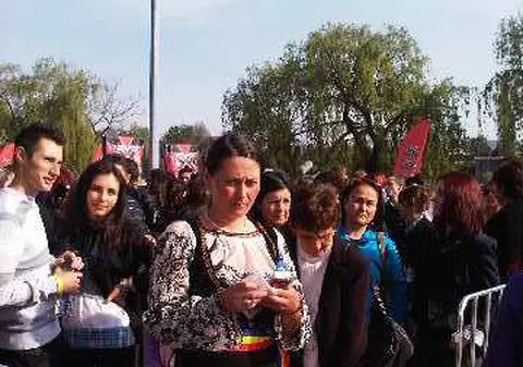 Au dormit în faţa mall-ului ca să prindă primele locuri la X Factor