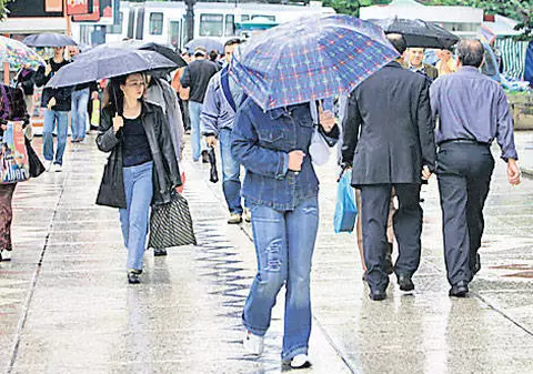 Vremea urâtă se menține mâine și pe tot parcursul weekendului
