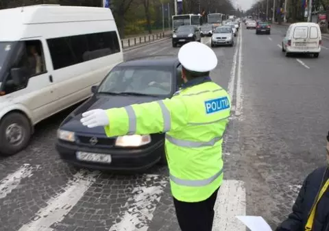UPDATE Poliţiştii scapă de restructurări!