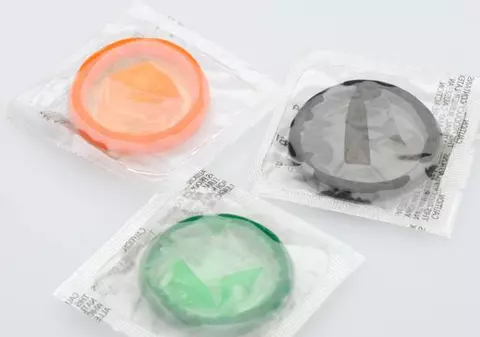 Peste 6.400 de prezervative contrafăcute au fost confiscate de polițiștii hunedoreni