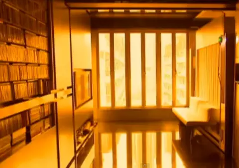 Video | Iată cum îşi transformă apartamentul mic în 24 de camere diferite