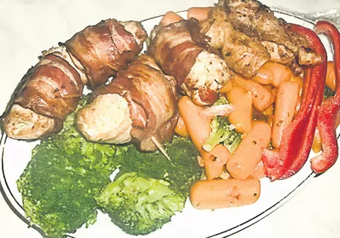 O reţetă pe zi | Rulouri de pui cu bacon şi broccoli