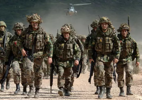 NATO a ucis din greşeală o fetita de 12 ani, crezând că e înarmată