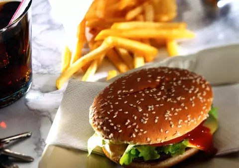 Ştii ce poţi cumpăra cu doi burgeri de la Mc Donald's dar e ilegal?