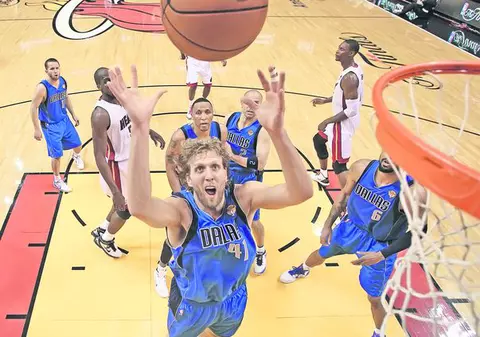 Baschetbalistul Dirk Nowitzki nu şi-a putut stăpâni emoţiile după ce a devenit campion în NBA cu Dallas Mavericks