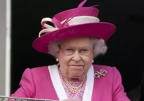 Foto | Regina Elizabeth II, roz ca o bombonică