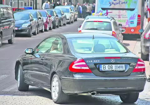 Elena Băsescu foloseşte la Bruxelles o limuzină de 60.000 de euro înmatriculată pe o firmă a soţilor Bebe şi Sidonia Ionescu