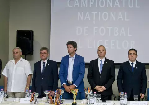 Foto | Hagi şi foştii săi colegi din "Generaţia de Aur", provocaţi de elevi la un meci de fotbal 