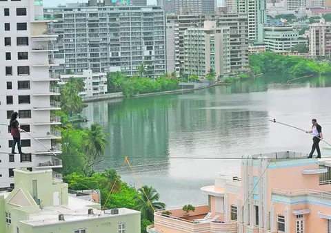 «S-au plimbat» pe frânghie la 31 m înălţime