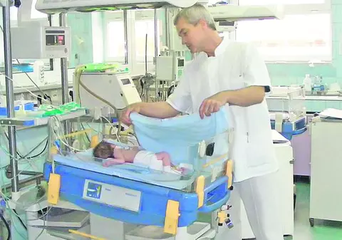 Medicii din Cluj i-au salvat viaţa unui bebeluş de 14 zile născut cu o malformaţie gravă 