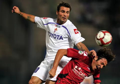 Mutu se transferă în Anglia?