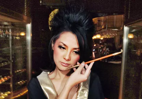 Inedit: Artistă japoneză caligrafiază pe trupuri de femei