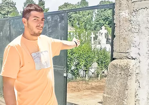 Un tânăr care tocmai şi-a înmormântat o rudă la Popeşti-Leordeni: "Îmi scot bunicul din cimitirul groazei"