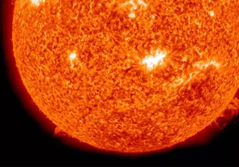 Specialiştii NASA avertizează: Explozia solară ne face rău până diseară