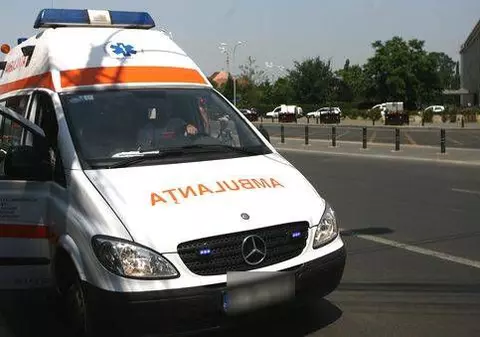 Un copil de doi ani a supraviețuit după ce a căzut de la etajul patru