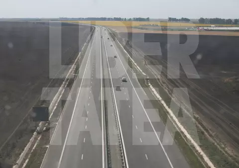 O mașină a luat foc pe Autostrada A2. Traficul a fost blocat