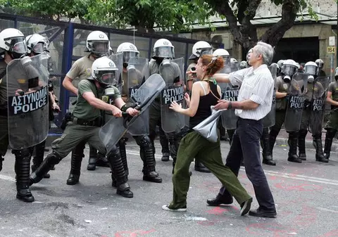 Video | Noi conflicte în Grecia între protestatari şi forţele de ordine
