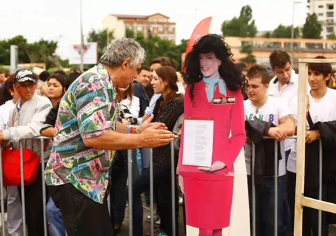 Cel mai mare fan X Factor a impresionat echipa cu o păpuşă din carton