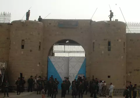 Peste 60 de membri Al-Qaida au evadat dintr-o închisoare din Yemen, printr-un tunel
