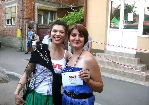 Foto | Laura Andreșan a împărțit prezervative în Gherla