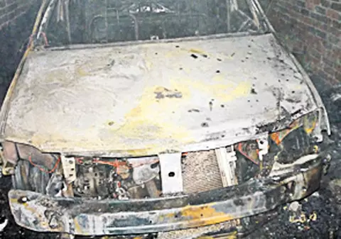 I-a luat foc maşina în garaj