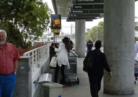 FOTO & VIDEO EXCLUSIV | Am prins-o pe Moni Columbeanu când pleca din Los Angeles!