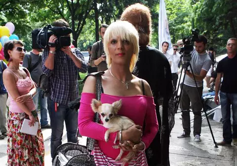 Naomi a venit la parada gay cu cățelul
