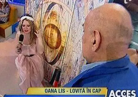 Un puști s-a amuzat după ce a văzut-o pe Oana Lis lovită în toaletă: ”Mami, o tanti în cucul gol!”