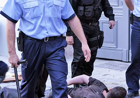 Poliţist acuzat că a bătut un bărbat pe care îl suspecta de furt