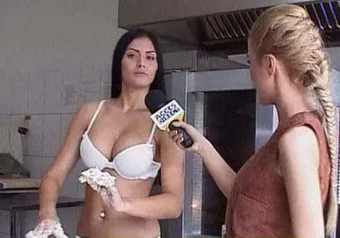 Raluca Dumitru gătește în lenjerie intimă