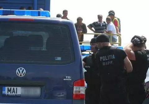 Râzi de mori! Hoţul dormea lângă pat cu motostivuitorul furat