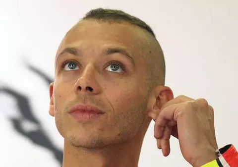 De la campion la campion: Valentino Rossi i-a sărutat picioarele lui Xavi