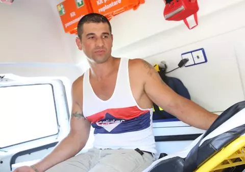 Foto | Află de ce a vrut să se sinucidă bărbatul care s-a urcat pe stâlp, în Piața Constituției