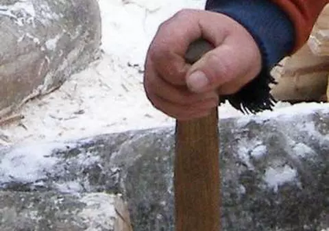 Un cioban și-a omorât nevasta cu un topor după care s-a spânzurat