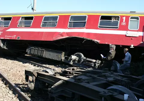 ACCIDENT FEROVIAR în judeţul Braşov. O maşină a fost LOVITĂ DE TREN
